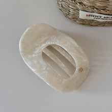 Load image into Gallery viewer, Simple Oval-Shaped Flat Medium Hair Claw DP25H774: Dark Tortoiseshell