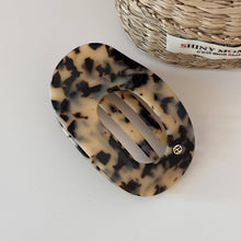 Load image into Gallery viewer, Simple Oval-Shaped Flat Medium Hair Claw DP25H774: Dark Tortoiseshell
