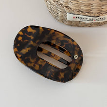 Load image into Gallery viewer, Simple Oval-Shaped Flat Medium Hair Claw DP25H774: Dark Tortoiseshell
