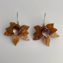 Load image into Gallery viewer, Vintage Style  Large Flower Petal Dangle Earrings DP25D828: White
