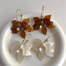 Load image into Gallery viewer, Vintage Style  Large Flower Petal Dangle Earrings DP25D828: White
