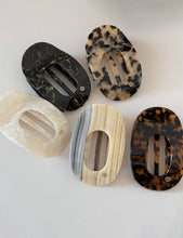 Load image into Gallery viewer, Simple Oval-Shaped Flat Medium Hair Claw DP25H774: Dark Tortoiseshell
