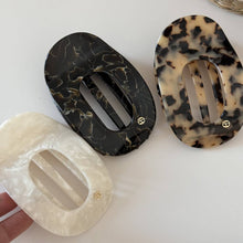 Load image into Gallery viewer, Simple Oval-Shaped Flat Medium Hair Claw DP25H774: Dark Tortoiseshell
