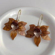 Load image into Gallery viewer, Vintage Style  Large Flower Petal Dangle Earrings DP25D828: White
